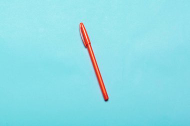 bir mavi tablo üstten görünüm, office masaüstü, ofis malzemeleri kalem