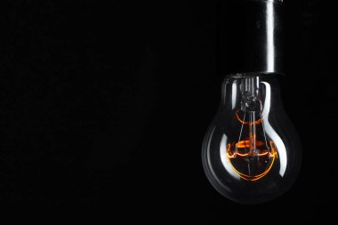 Klasik Edison ampul metin için yer ile koyu arka plan üzerinde