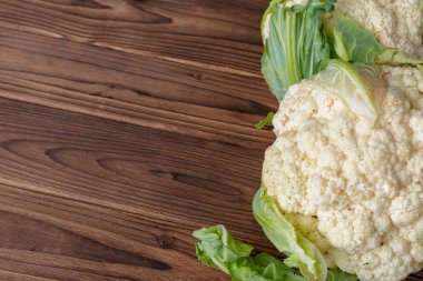 Ahşap arka plan üzerinde organik karnabahar