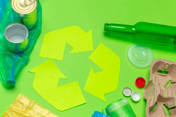 Conceito Ecológico Com Símbolo Reciclagem Vista Superior Fundo Mesa — Fotografia de Stock