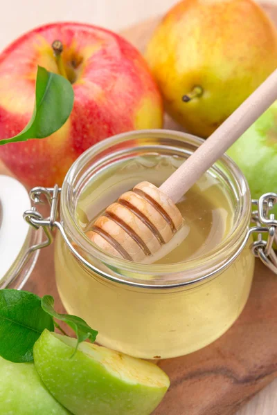 Φρέσκο Μέλι Και Μήλα Στο Ξύλινο Τραπέζι — Φωτογραφία Αρχείου