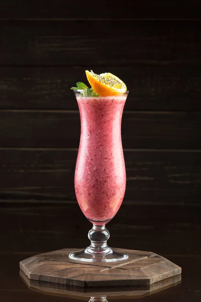 Jordgubbe Smoothie Mörk Bakgrund — Stockfoto