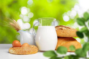 Taze pişmiş ekmek ve süt masada