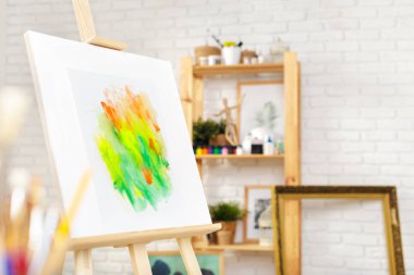 Resim kaynakları fırçalar ve şövale, işyeri sanatçı.  