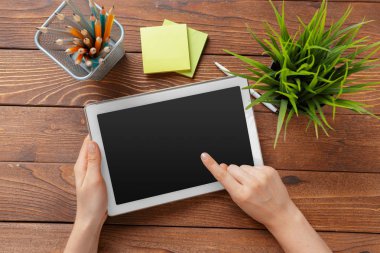 boş tablet cihaz ahşap çalışma masa üzerinde tutan kadın
