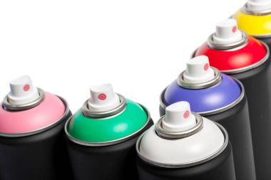 Beyaz arka plan üzerinde izole sprey boya kutuları