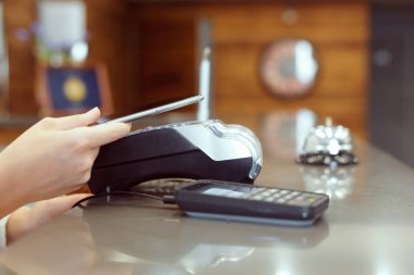 Konuk hesabı ile check-in sırasında ödeyen otel resepsiyonunda