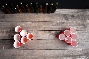 Ahşap masa üzerinde oyun Beer Pong