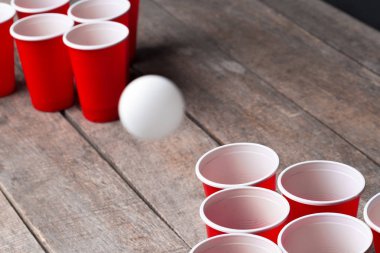 Ahşap masa üzerinde oyun Beer Pong