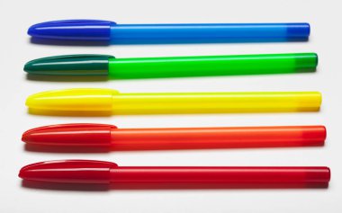 farklı renklerde kalemler izole beyaz arka plan üzerinde