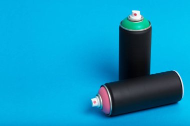 mavi zemin üzerine dinç şişe yakın çekim 