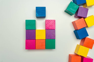 Masada tahta bloklar var.