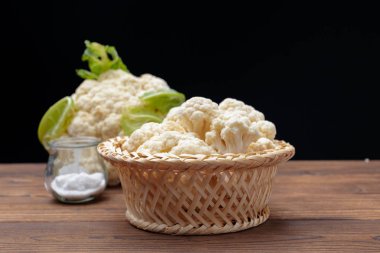 Ahşap arka plan üzerinde organik karnabahar