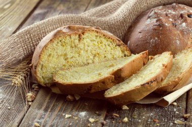 Tahta masada taze ekmek. 