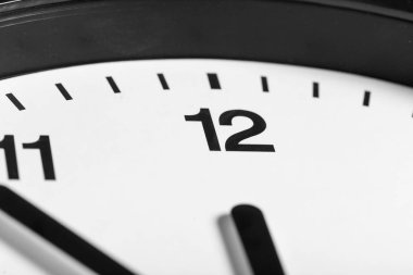 Basit klasik siyah ve beyaz yuvarlak duvar saati 