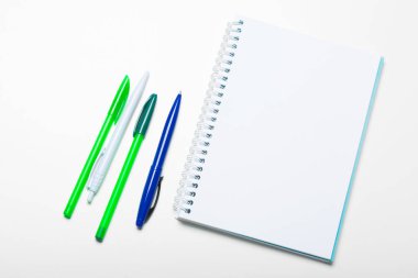 Not Defteri Defter ve topu pont kalem beyaz arka plan üzerinde izole