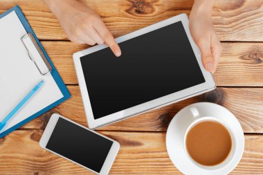 Dijital tablet ve ahşap bir masa üzerinde kahve ile kız el