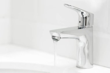 Krom vinç seramik lavabo banyo üzerinde Kapat