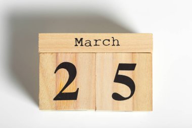 Ahşap küpleri tarihte beyaz arka plan ile. 25 Mart