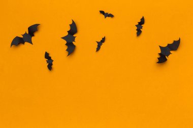 Cadılar Bayramı ve dekorasyon konsepti, kağıt yarasalar uçan