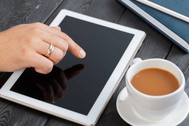 Erkek boş tablet cihaz ahşap çalışma masa üzerinde tutan eller