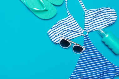Beachwear ve aksesuarları mavi bir arka plan üzerinde