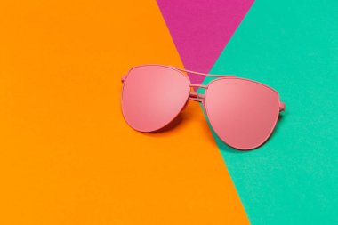 En az renkli arka plan üzerinde moda güneş gözlüğü