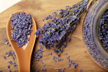 Ahşap arka plan üzerinde kurutulmuş lavanta demet