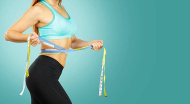 Uygun kadının gövde kapatın. Mükemmel karın kasları olan dişi 