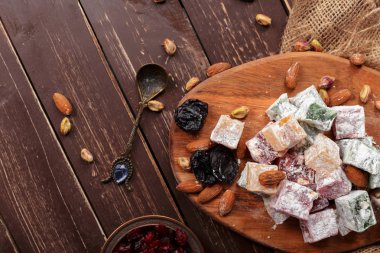 Ahşap masa üzerinde lezzetli Türk tatlılar