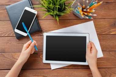 boş tablet cihaz ahşap çalışma masa üzerinde tutan kadın