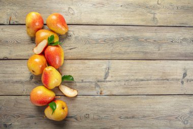 Rustik ahşap masa üzerinde olgun armut 