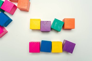 Masada tahta bloklar var.