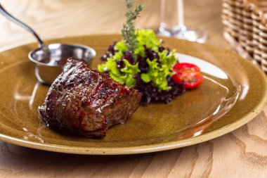 Plaka üzerinde ızgara sığır eti biftek
