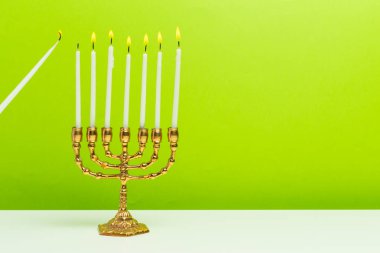 Mumlar yanan ile bronz Hanukkah menorah