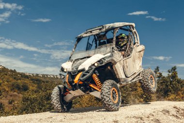 Dağda atv atlama