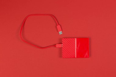 Renkli arka plan üzerinde kırmızı harici sabitdisk disk