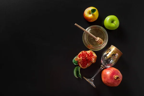 苹果和蜂蜜在黑色背景上的符号传统节日犹太新年 犹太新年假期 — 图库照片