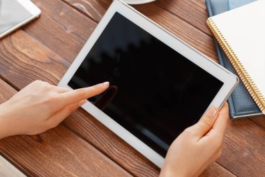 boş tablet cihaz ahşap çalışma masa üzerinde tutan kadın