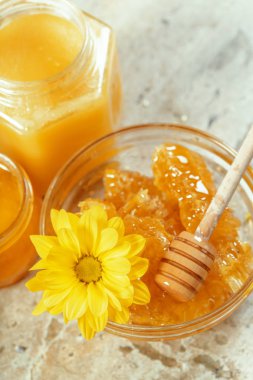 masanın üzerine tatlı bal