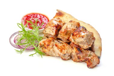 kavrulmuş et izole beyaz arka planı kapat 