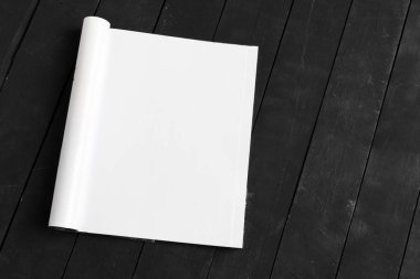 Dergi veya ahşap masa üzerinde kataloğu