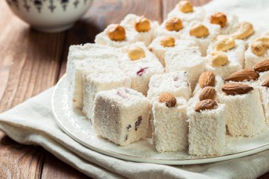 Ahşap masa üzerinde lezzetli Türk tatlılar