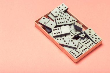 Domino oyunu, closeup risk kavramı