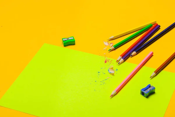 Lápis Coloridos Sobre Fundo Papel Verde Brilhante — Fotografia de Stock
