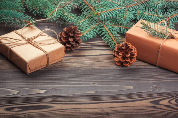 圣诞礼品盒和枞树枝木制的桌子上 — 图库照片