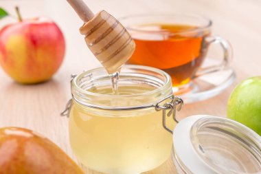 Taze bal ve ahşap masa üzerinde elma