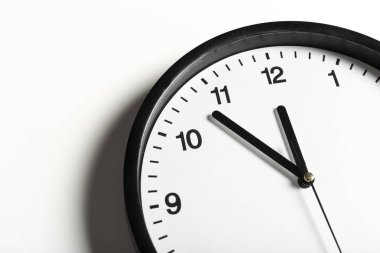 Basit klasik siyah ve beyaz yuvarlak duvar saati 