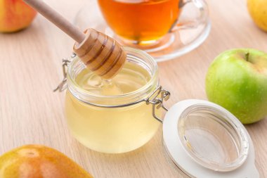 Taze bal ve ahşap masa üzerinde elma