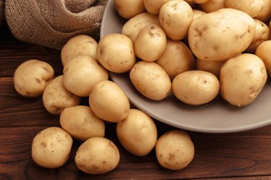 Ahşap masanın üzerinde yatan patates yığını